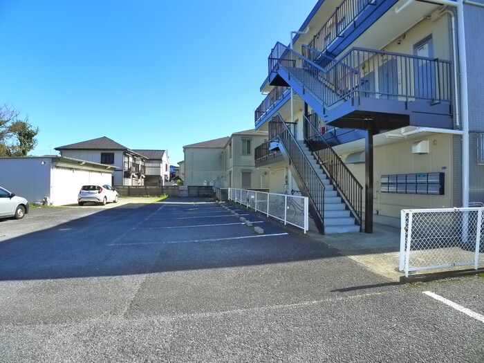 物件外観写真3　(駐車場)