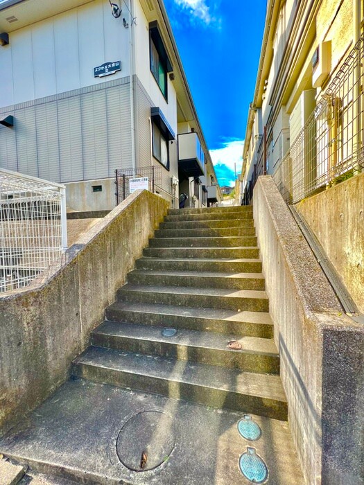 物件外観写真4　(エントランス部分)