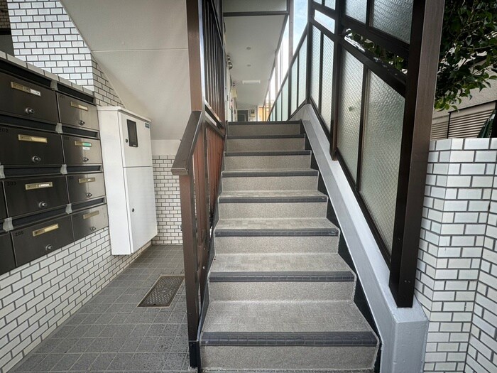 物件外観写真5　(エントランス部分)