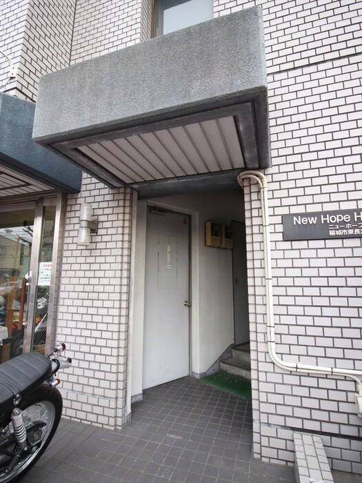 物件外観写真3　(エントランス部分)