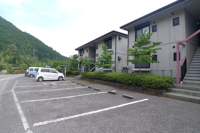 物件外観写真5　(駐車場)