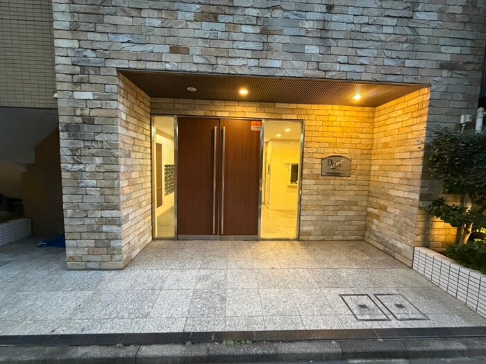 物件外観写真4　(エントランス部分)