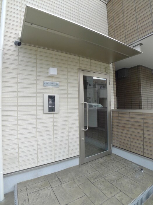 物件外観写真2　(エントランス部分)