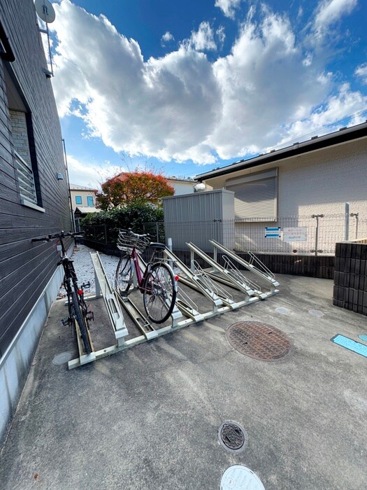 物件外観写真4　(駐輪場)