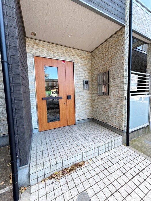 物件外観写真5　(エントランス部分)