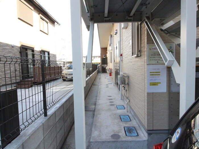 物件外観写真4　(エントランス部分)