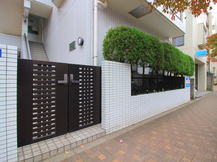 物件外観写真4　(エントランス部分)