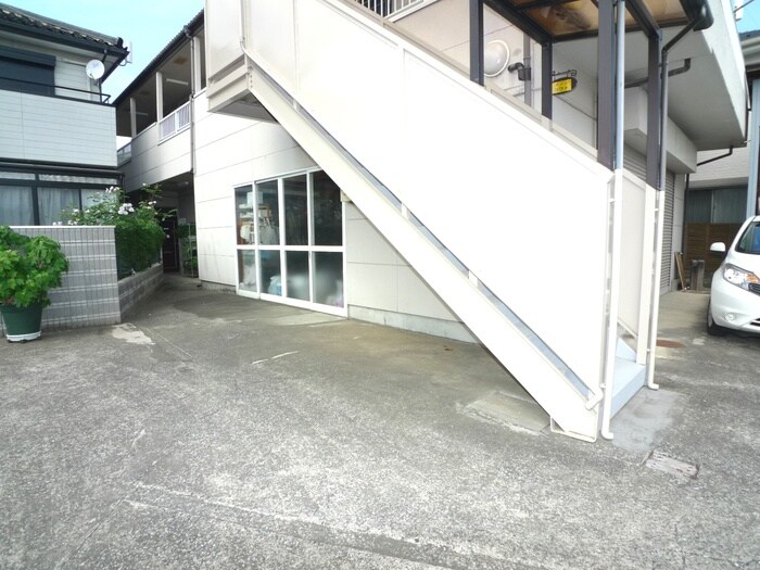 物件外観写真3　(エントランス部分)