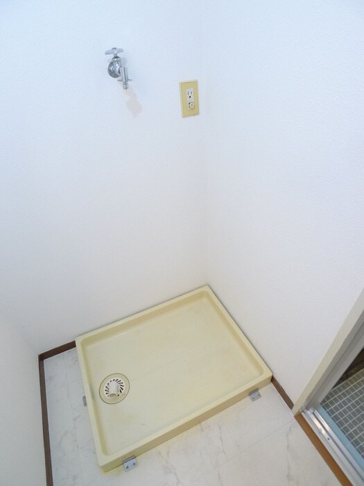 物件内観写真11　(洗濯機置場)