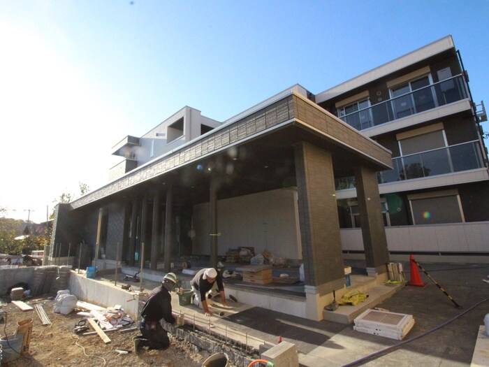 物件外観写真2　(エントランス部分)