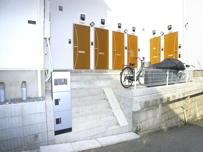物件外観写真3　(エントランス部分)