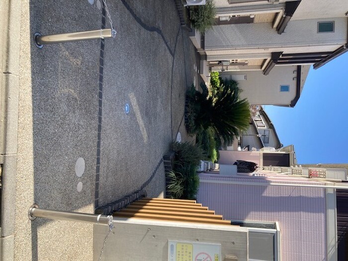 物件外観写真2　(エントランス部分)