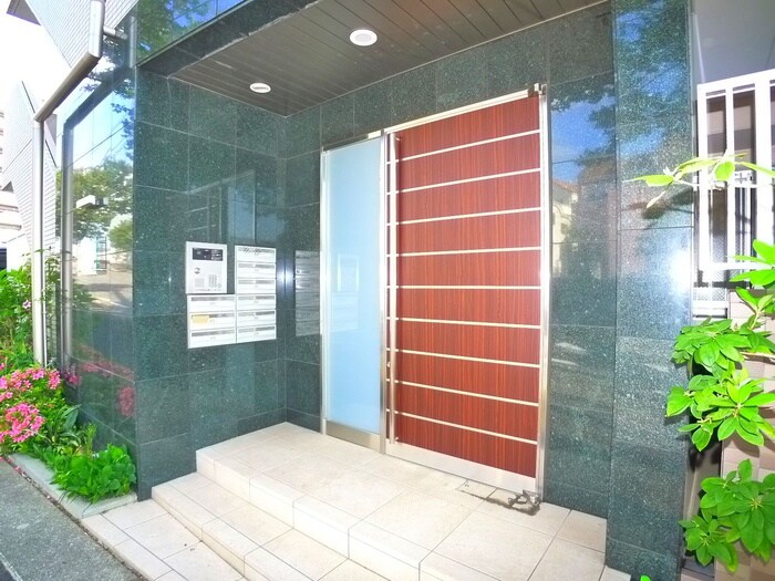 物件外観写真2　(エントランス部分)