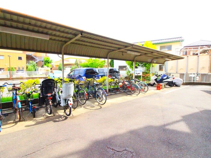 物件外観写真4　(駐輪場)