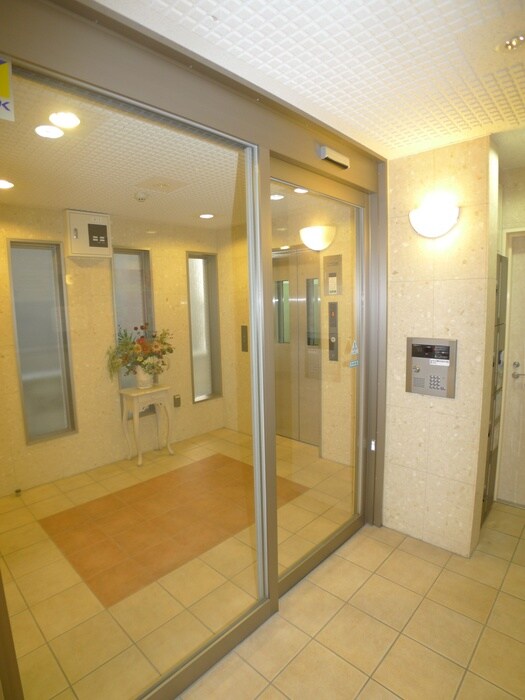 物件外観写真2　(エントランス部分)