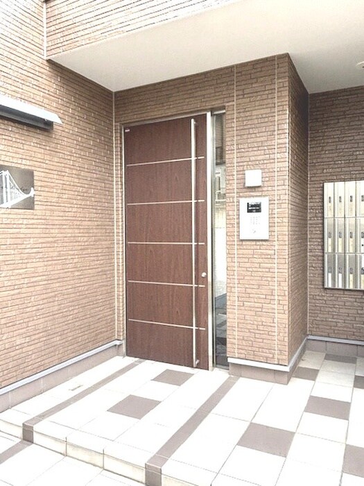 物件外観写真3　(エントランス部分)