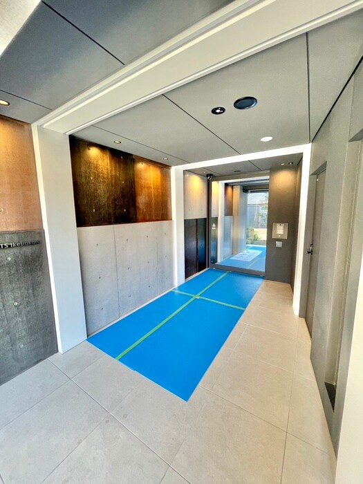 物件外観写真4　(エントランス部分)