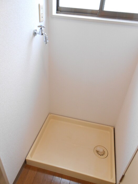 物件内観写真5　(洗濯機置場)