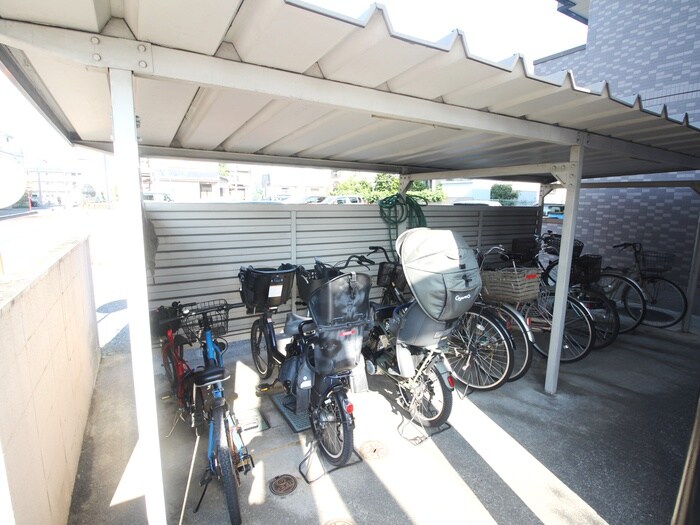 物件外観写真4　(駐輪場)