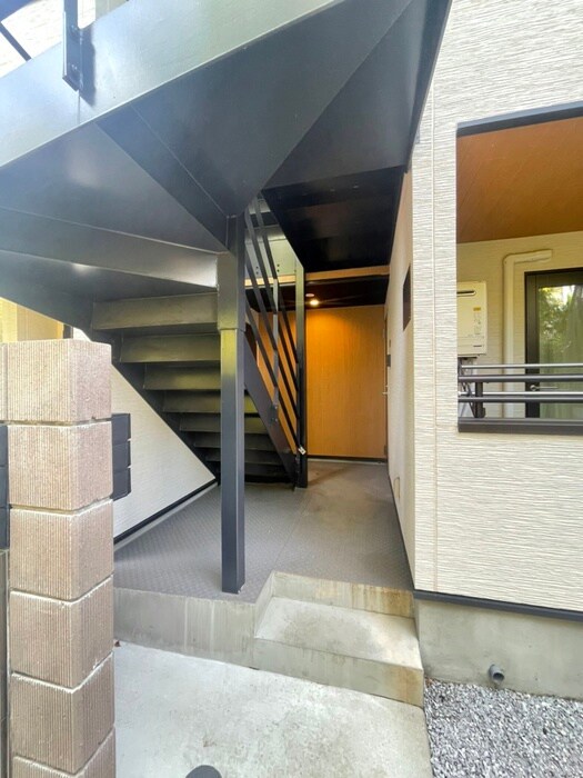 物件外観写真2　(エントランス部分)