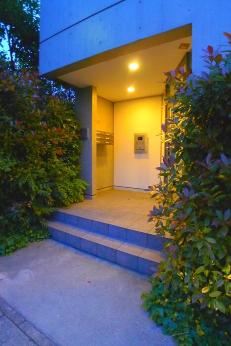 物件外観写真2　(エントランス部分)