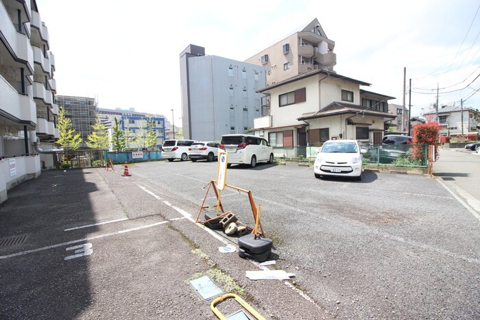 物件外観写真6　(駐車場)