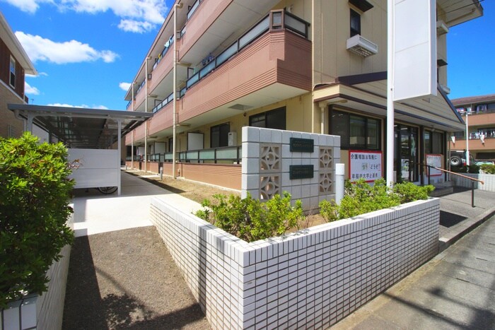 物件外観写真3　(エントランス部分)