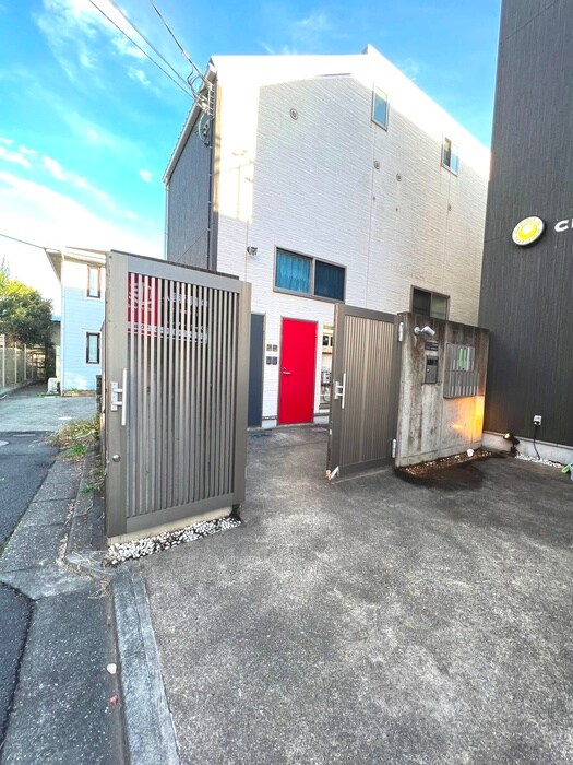 物件外観写真2　(エントランス部分)