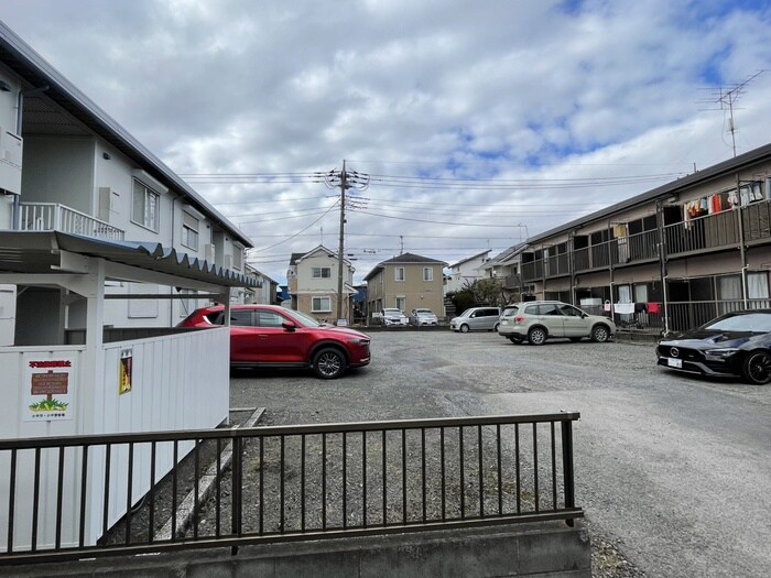 シャトル　ホワイトの駐車場