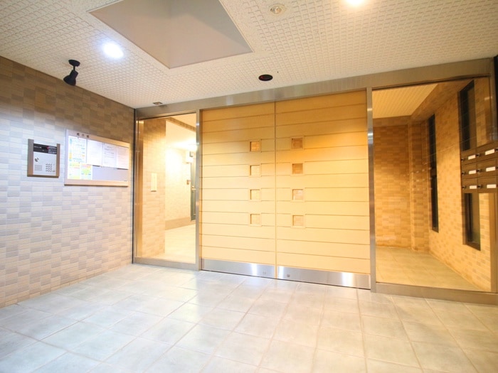 物件外観写真2　(エントランス部分)