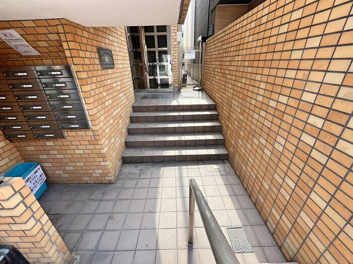 物件外観写真2　(エントランス部分)