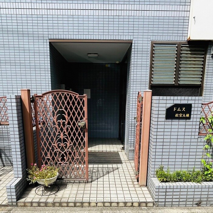 物件外観写真3　(エントランス部分)