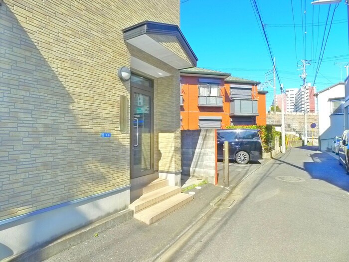 物件外観写真3　(エントランス部分)