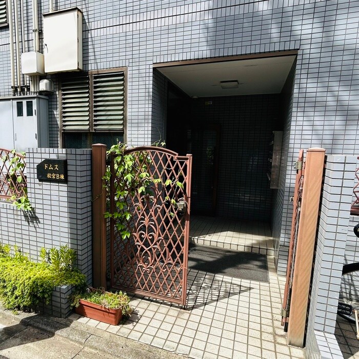 物件外観写真3　(エントランス部分)