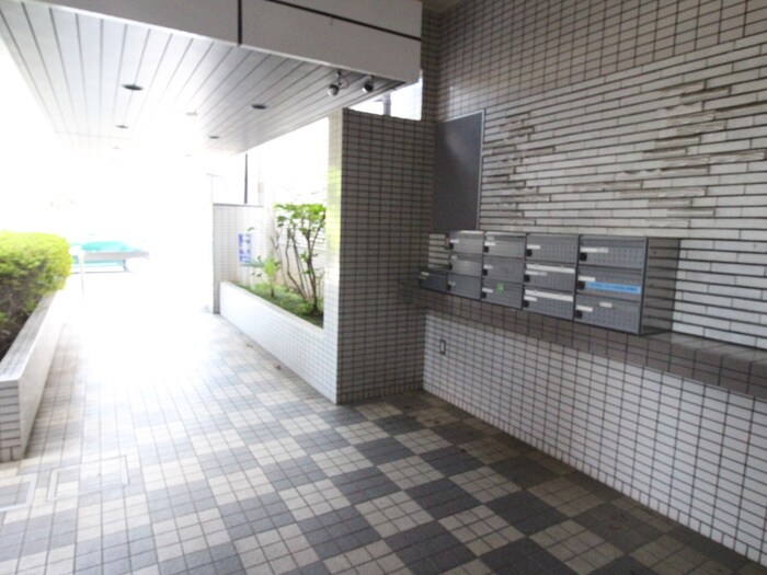 物件外観写真6　(エントランス部分)