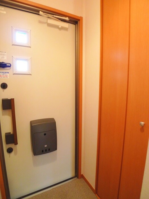 物件内観写真4　(玄関)