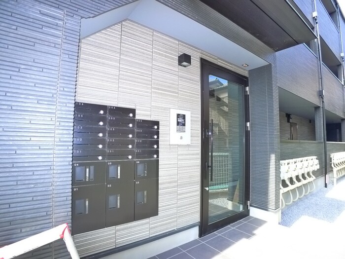 物件外観写真6　(エントランス部分)