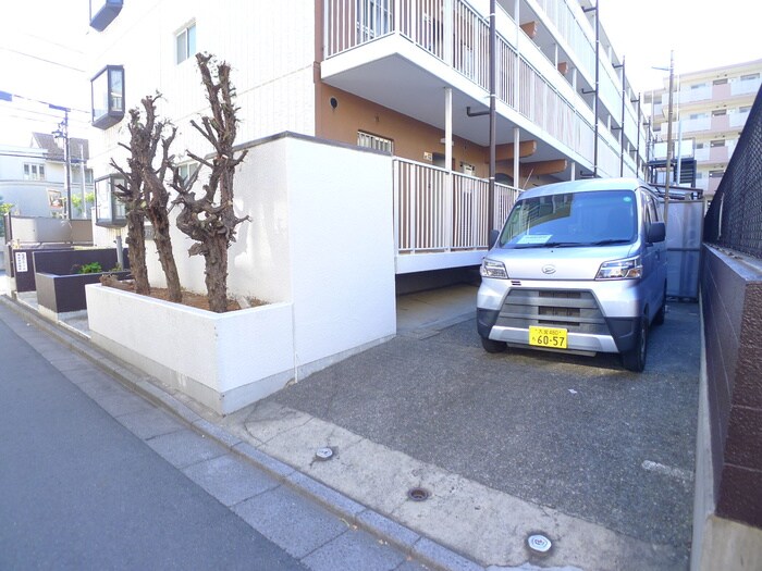 物件外観写真6　(駐車場)