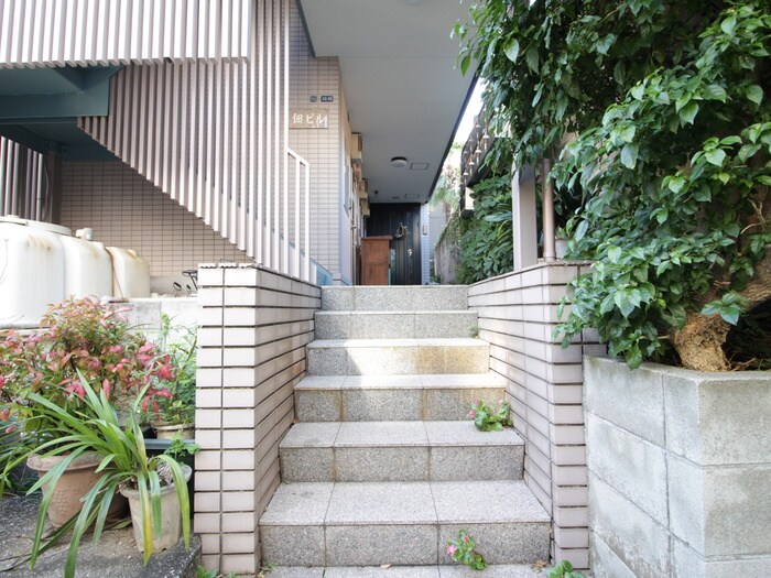 物件外観写真3　(エントランス部分)