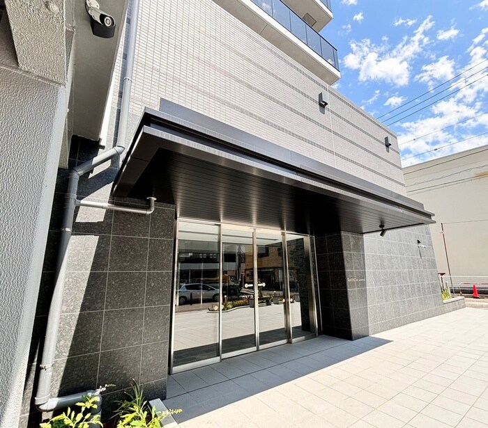 物件外観写真3　(エントランス部分)