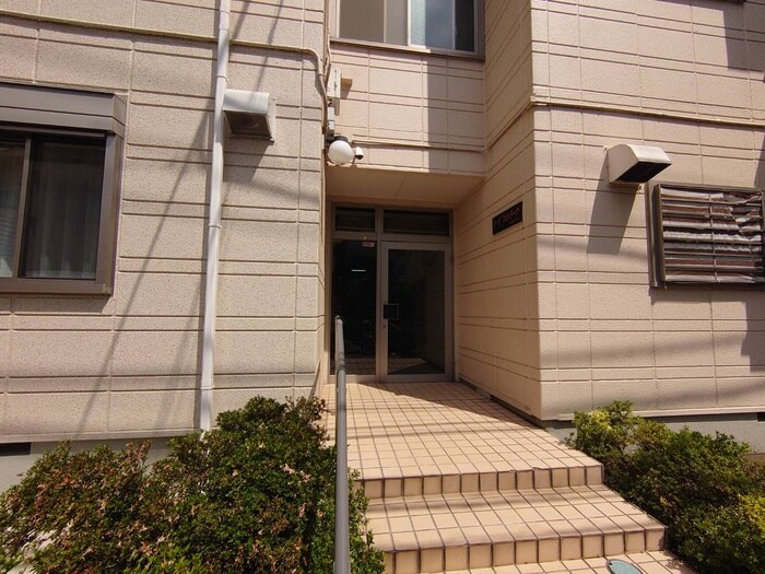 物件外観写真3　(エントランス部分)