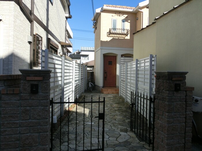 物件外観写真1　(エントランス部分)