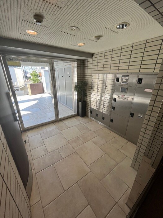 物件外観写真2　(エントランス部分)