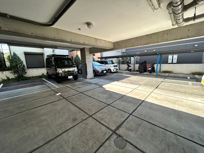 物件外観写真5　(駐車場)