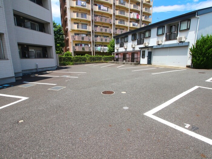 物件外観写真3　(駐車場)