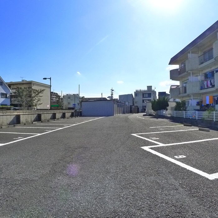 物件外観写真3　(駐車場)