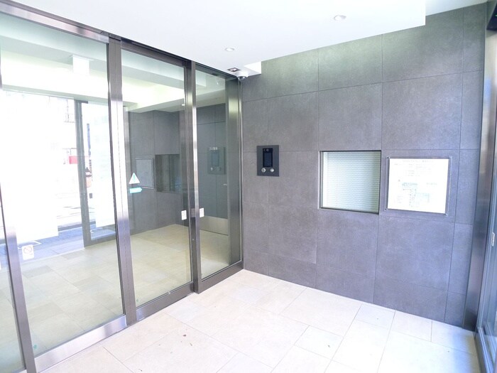 物件外観写真4　(エントランス部分)