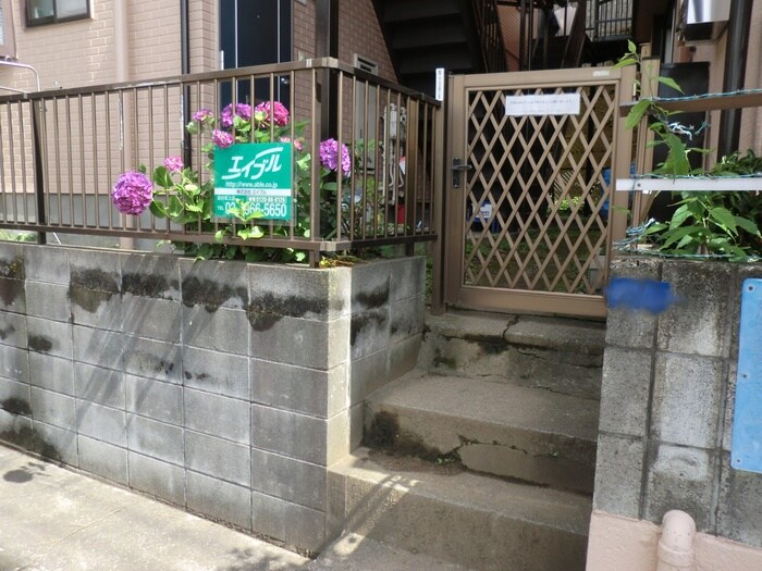 物件外観写真3　(エントランス部分)