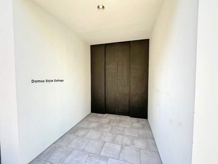 物件外観写真2　(エントランス部分)