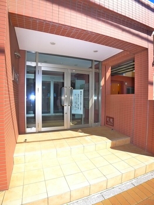 物件外観写真2　(エントランス部分)